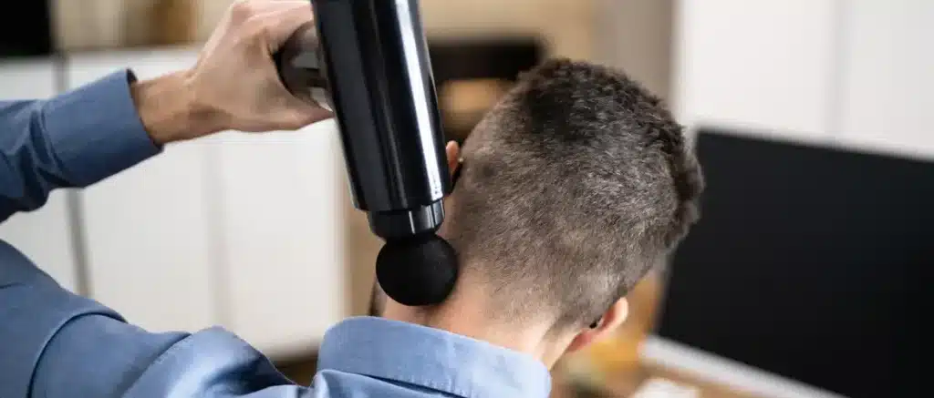 afbeelding van een man die een massage gun gebruikt bij nekpijn