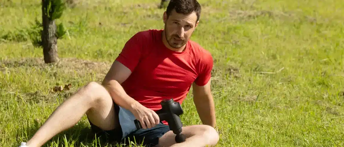 afbeelding van een man die een massage gun gebruikt na het hardlopen
