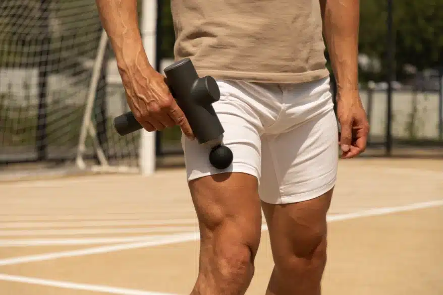 afbeelding van een hardloper met een massage gun