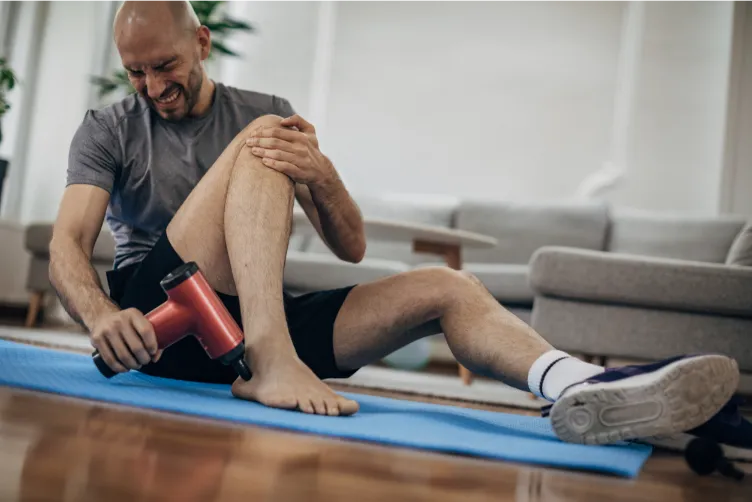 afbeelding van een man die zijn voeten masseert met een voetmassage apparaat