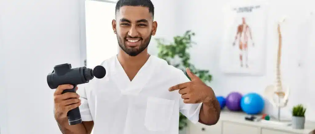 afbeelding van een man met de beste massage gun voor hem persoonlijk