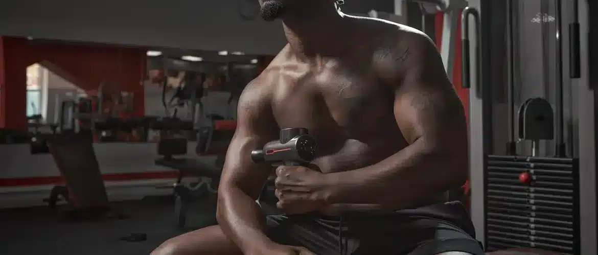 afbeelding van een man die een massage gun gebruikt tegen spierpijn