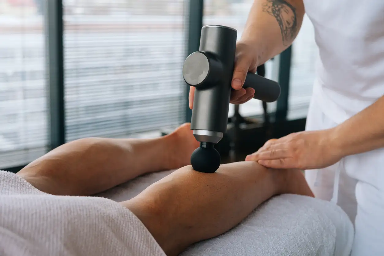afbeelding van iemand die een massage krijgt met een massage gun