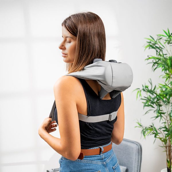 Oplaadbaar nekmassage apparaat van Blue Recovery op nek en schouders